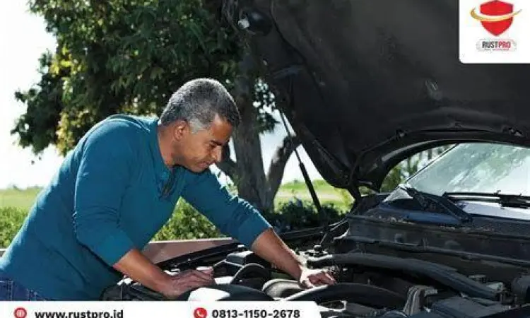 Mengecek ruang mesin Toyota Avanza