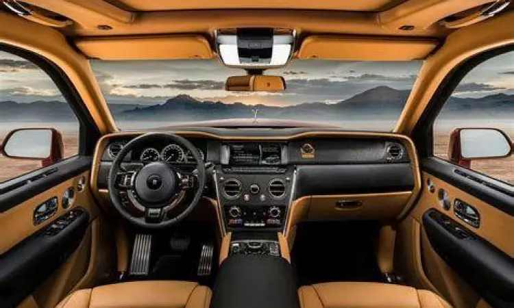 Interior mewah Rolls Royce Cullinan dengan material premium