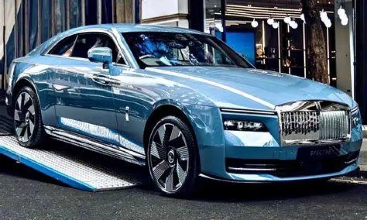 Rolls Royce Spectre mobil listrik mewah pertama