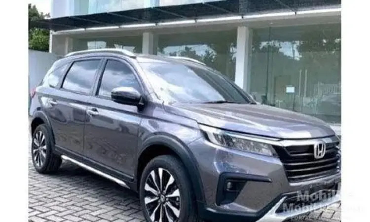 Honda BR-V varian Prestige di jalan pegunungan