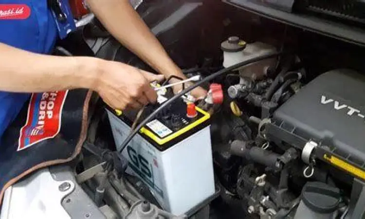 Pemasangan Aki Mobil Proses pemasangan aki mobil baru di bengkel resmi