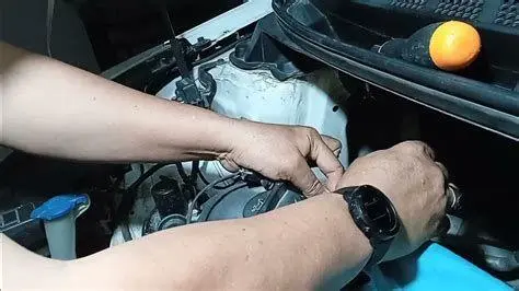 Ganti Busi Mobil Proses penggantian busi mobil di bengkel