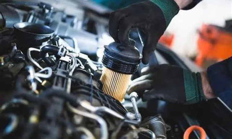 Ganti Filter Oli Proses penggantian filter oli mesin