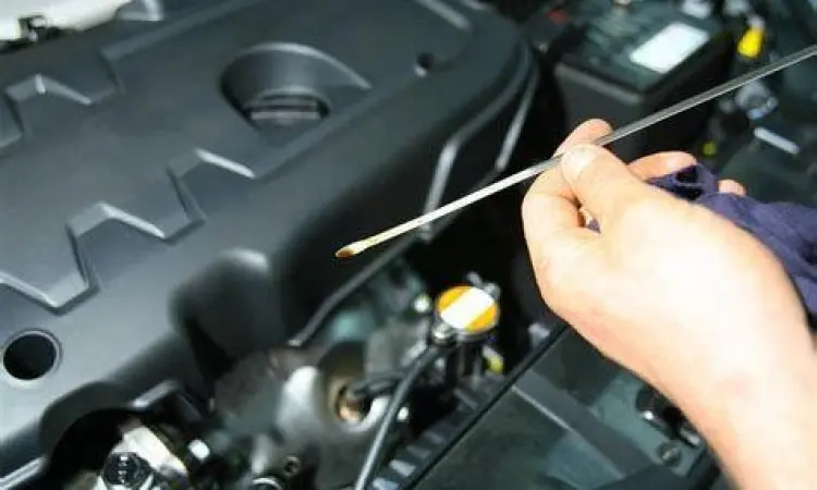 Mengecek level oli mesin menggunakan dipstick