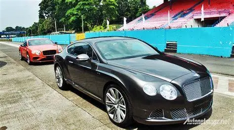 Bentley Continental GT Terbaru Bentley Continental GT V8 berwarna biru di jalanan kota