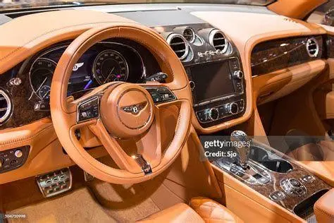 Interior Bentley Bentayga Interior mewah Bentley Bentayga dengan lapisan kulit cokelat