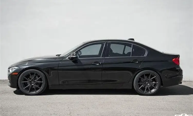 Eksterior BMW F30 BMW F30 hitam tampak samping