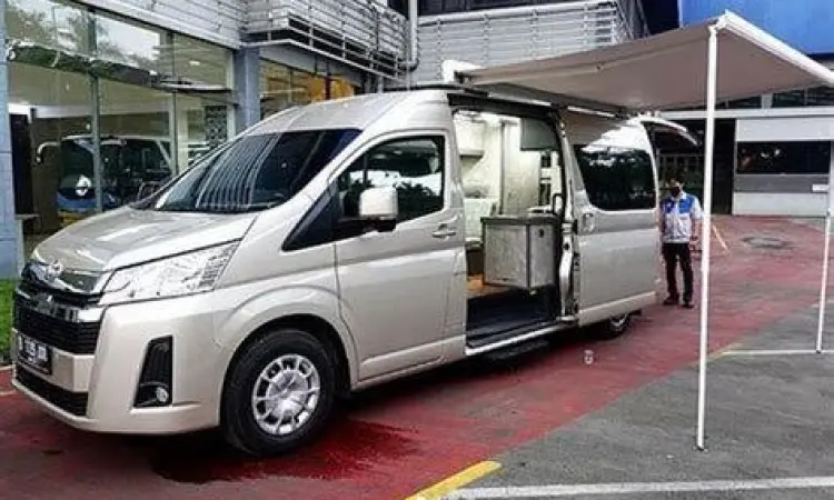 Toyota HiAce yang dimodifikasi menjadi motorhome mewah