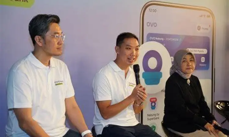 Logo dan aplikasi OVO di smartphone