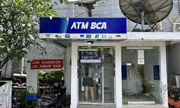 Nasabah melakukan transaksi di mesin ATM BCA