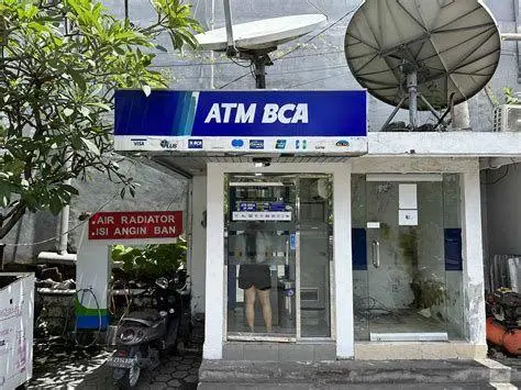 Transaksi di ATM BCA Nasabah melakukan transaksi di mesin ATM BCA