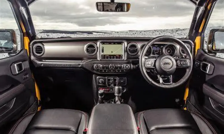 Interior mewah Jeep Rubicon dengan layar sentuh Uconnect
