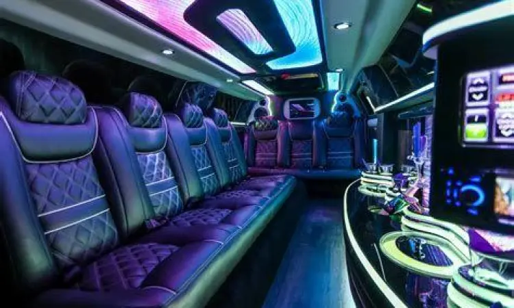 Interior mewah mobil limosin dengan lampu LED dan kursi kulit
