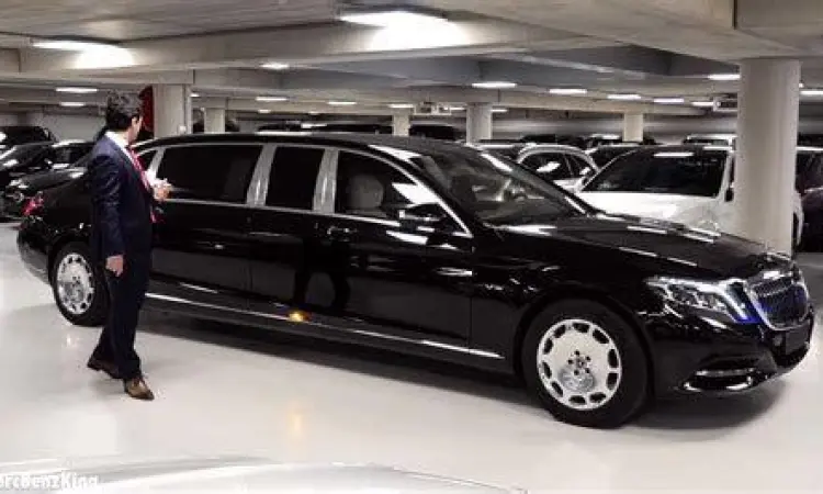 Mercedes-Benz S-Class Pullman Mercedes Benz S600 Pullman Guard hitam di jalan raya