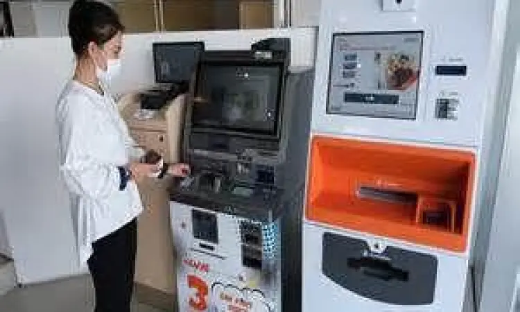 ATM BNI Digital Suasana nasabah bertransaksi di ATM BNI untuk layanan digital
