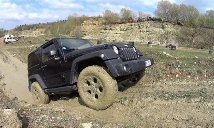 Jeep Rubicon melewati medan berlumpur
