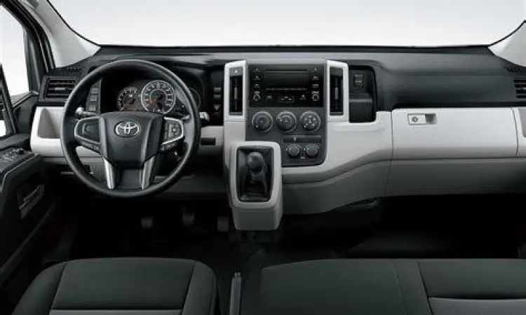 Interior Toyota Hiace Commuter yang luas