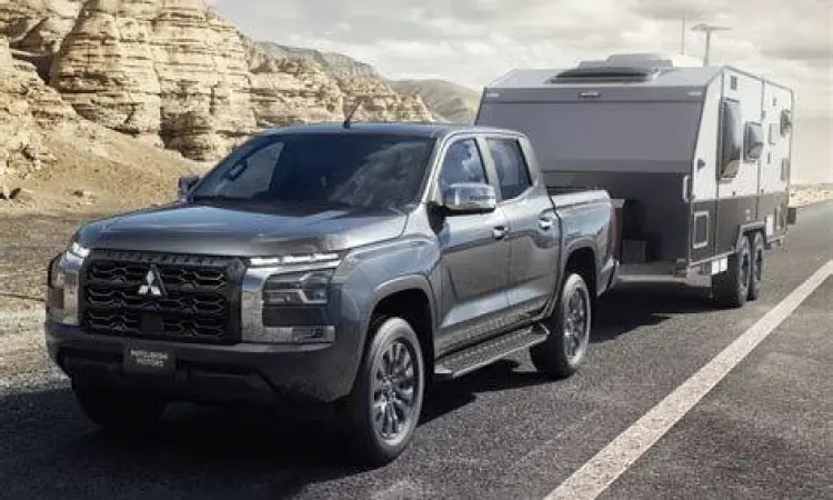 Mitsubishi Triton 4x4 sedang menarik beban berat