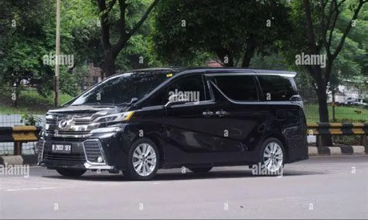 Prestise Toyota Vellfire Toyota Vellfire di area parkir eksklusif