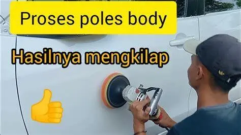 Proses Polishing Mobil teknisi sedang melakukan poles body mobil menggunakan mesin dual action