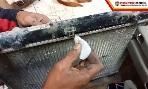 Servis Radiator Mobil Proses perbaikan radiator mobil yang bocor di bengkel spesialis