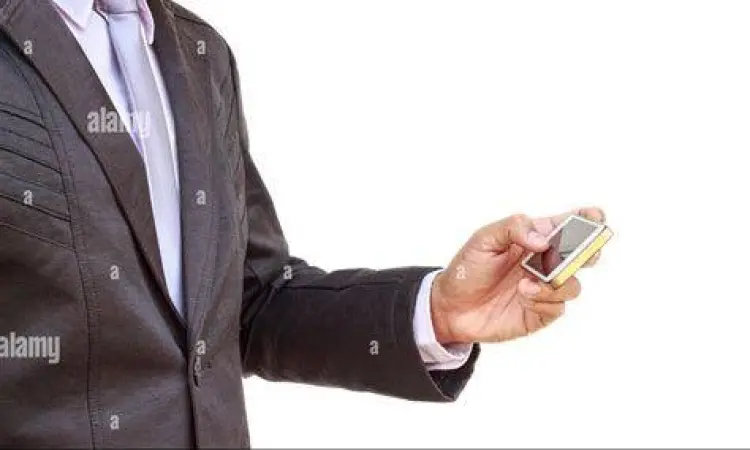 Proses Transfer Data Seseorang sedang melakukan transaksi data di smartphone