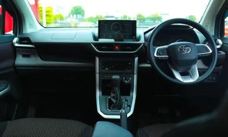 Interior Toyota Avanza terbaru dengan layar head unit floating