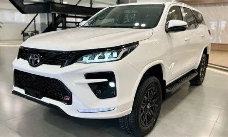 Toyota Fortuner GR Sport 2024 tampak samping