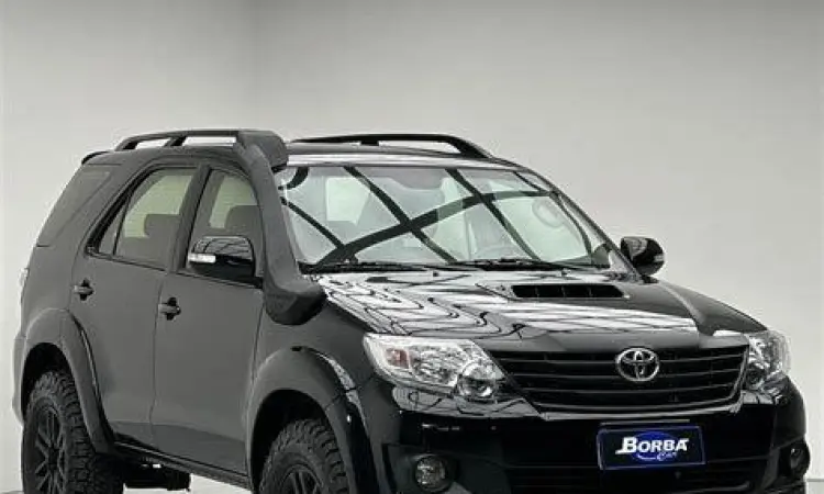 Toyota Fortuner sedang melewati jalan berlumpur