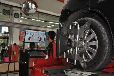 Perawatan Berkala Ban Mobil Proses spooring dan balancing ban mobil ring 16 di bengkel