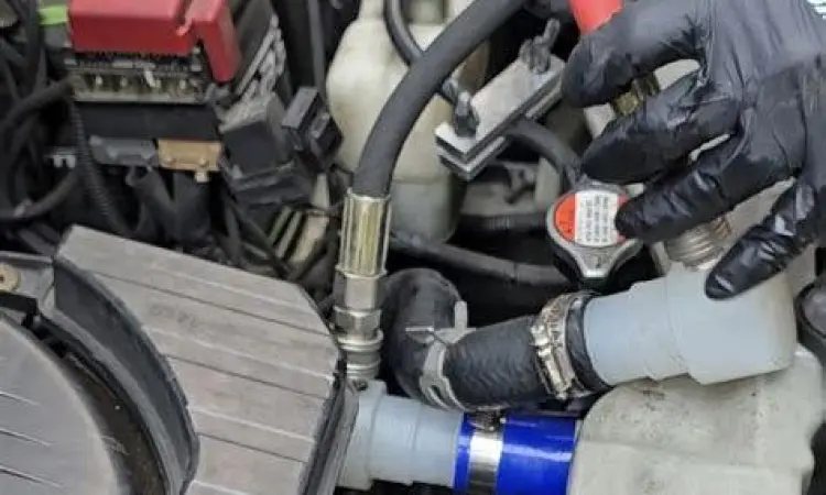 Proses Kuras Radiator Proses kuras radiator mobil di bengkel profesional