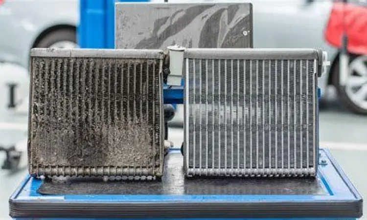 Evaporator Kotor Kondisi evaporator AC mobil yang kotor dan berlendir