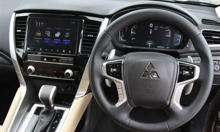 Interior mewah Pajero Sport Dakar Ultimate dengan dashboard soft touch