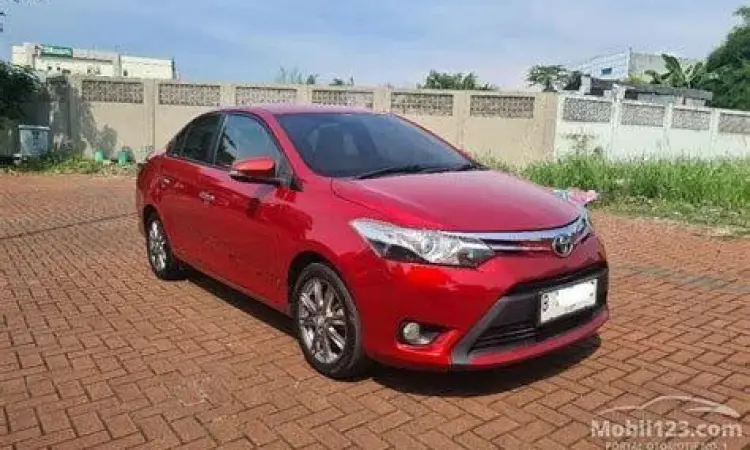 Mobil Toyota Vios bekas warna perak