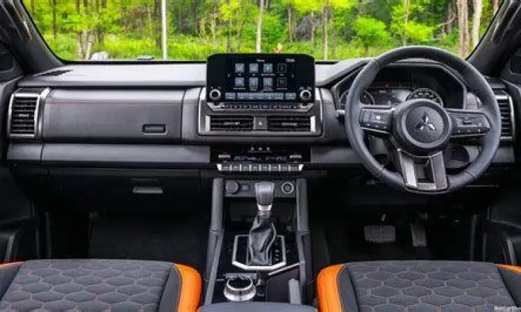 Interior mewah Mitsubishi Triton Ultimate