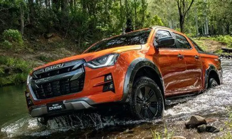 Isuzu D-Max melewati medan berlumpur