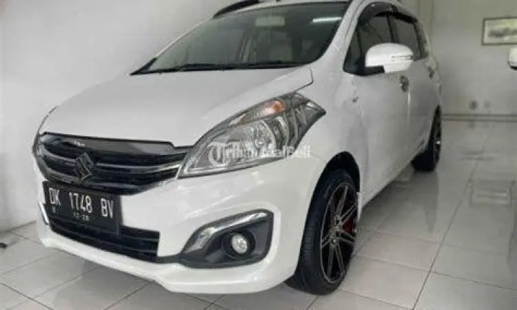 Suzuki Ertiga bekas warna putih dijual di showroom