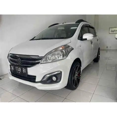 Showroom Mobil Bekas Ertiga Suzuki Ertiga bekas warna putih dijual di showroom