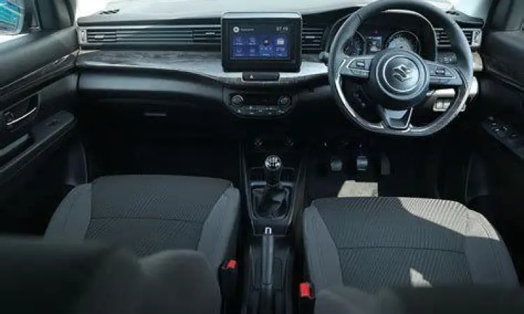 Interior mewah Suzuki Ertiga Hybrid dengan panel kayu