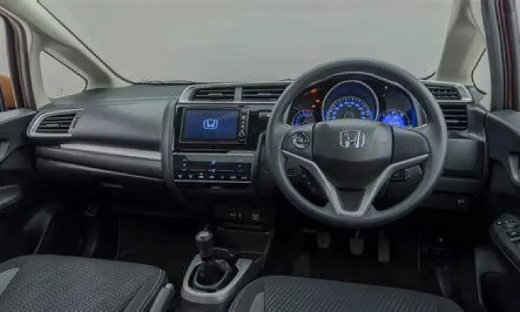 Interior Dashboard Honda WRV Dashboard modern Honda WRV dengan head unit layar sentuh