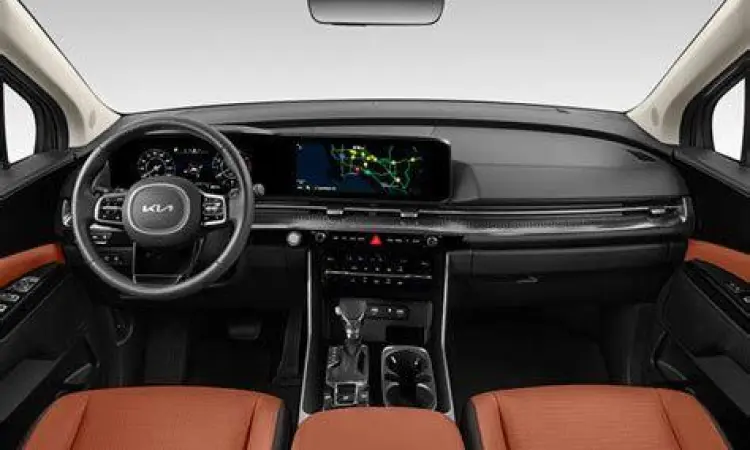 Dashboard modern Kia Carnival dengan layar digital ganda