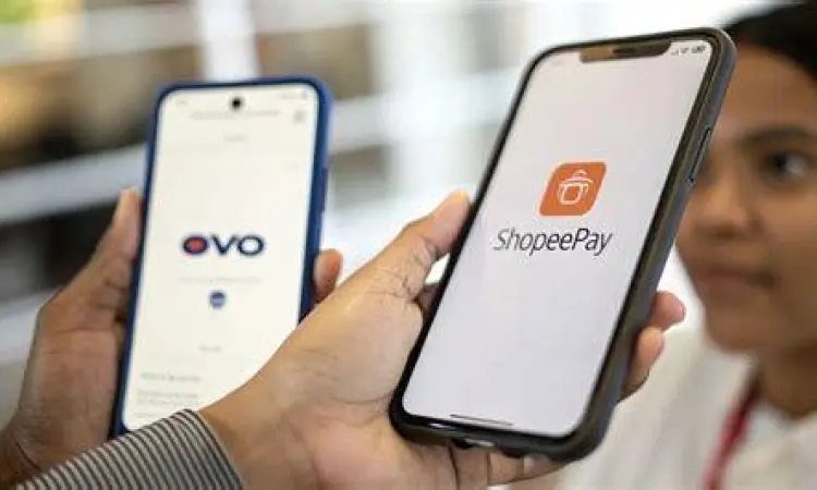 Aplikasi ShopeePay dan OVO di layar smartphone