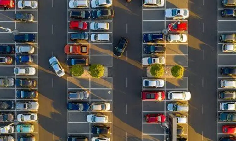 Mobil city car compact terparkir dengan mudah