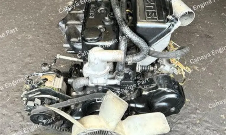 Kondisi mesin Isuzu Panther yang bersih dan terawat