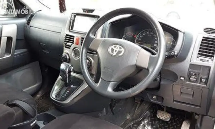 Interior Toyota Rush bekas yang terawat