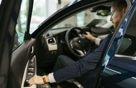 Proses Test Drive Seseorang sedang melakukan test drive mobil sedan