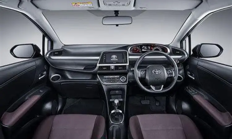 Interior Toyota Sienta yang luas