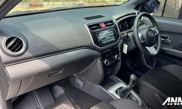 Interior kabin Daihatsu Terios dengan layar head unit modern