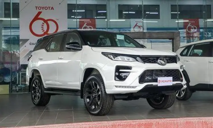 Toyota Fortuner 2.8 GR Sport hitam