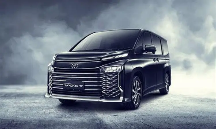 Tampilan depan Toyota Voxy 2022 dengan grill besar yang agresif